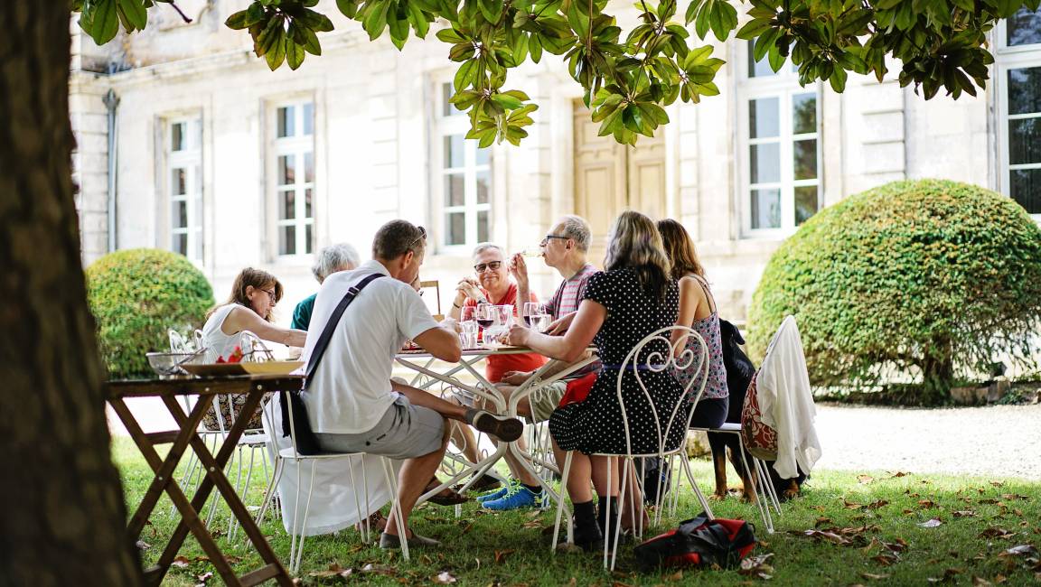 Four-colour picnic in the park - 1